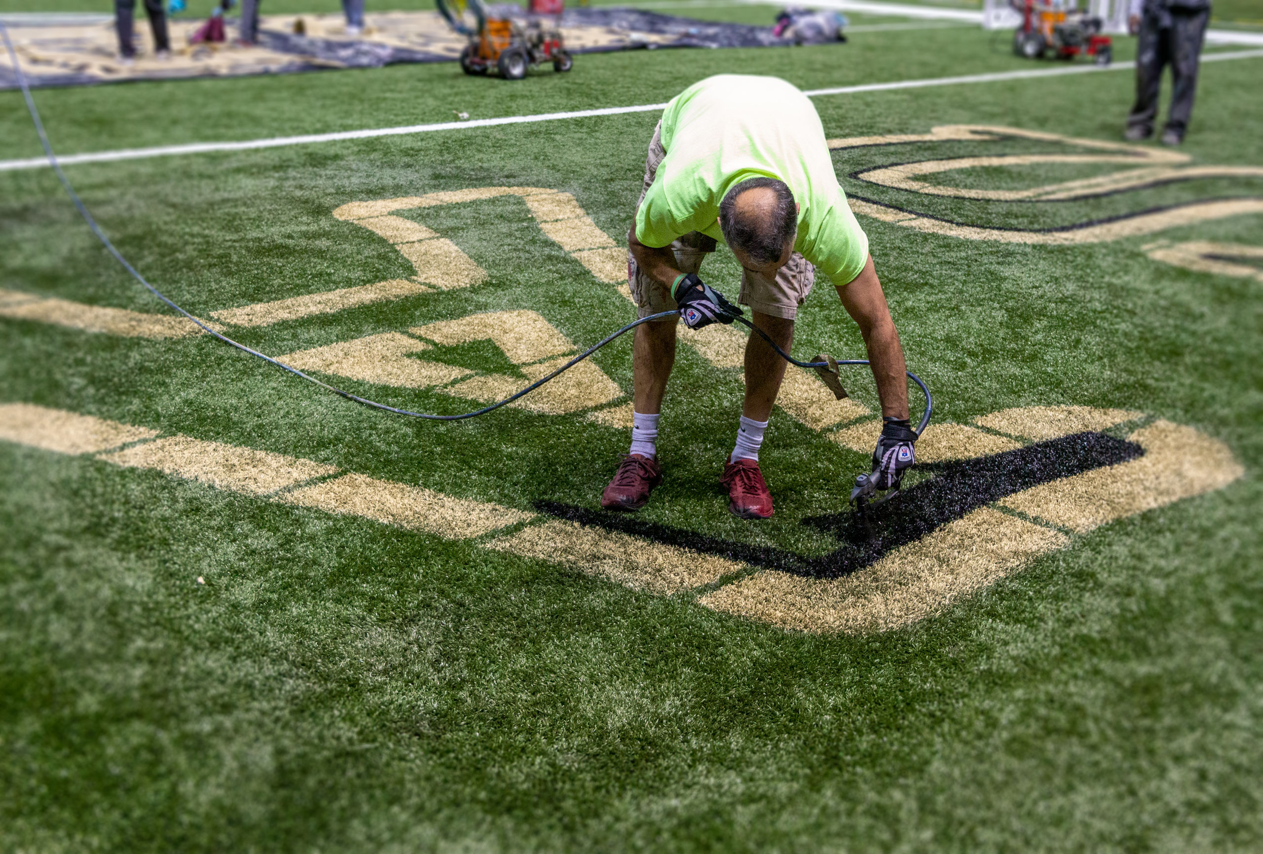 Painting synthetic turf